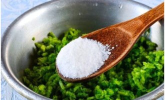 Thêm muối vào hỗn hợp, nhào kỹ vài lần và để trong 5 phút.