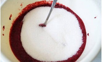 Turnați aici cantitatea specificată de zahăr.