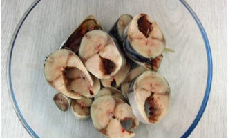 Đặt cá lên đĩa có thành cao.