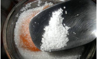După un timp, suplimentăm conținutul borcanelor cu acid citric.