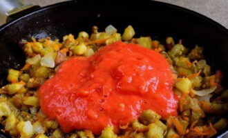 Spălați roșiile și faceți piure într-un blender. După ce prăjiți legumele, turnați amestecul de roșii. Se condimentează cu sare, zahăr granulat și usturoi tocat.
