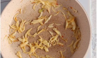 Smält smöret i en stekpanna och fräs hälften av löken tills den är ljusbrun. Tillsätt ½ del av vitlöken, all paprika och morötter. Rör om och låt sjuda i cirka 10 minuter, tillsätt sedan tomatpuré och färska tomater och låt puttra i ytterligare 10 minuter.