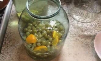 Kook water en vul de pot voorzichtig. Om te voorkomen dat het glas barst, giet u beetje bij beetje. Dek af met een deksel en laat een half uur trekken.