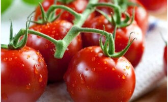 Az idő letelte után mossuk meg a koktélparadicsomokat, és töltsük meg zöldségekkel a halakat (vagy egyszerűen tegyük mellé). A halat fóliába csomagoljuk, és betesszük a sütőbe.