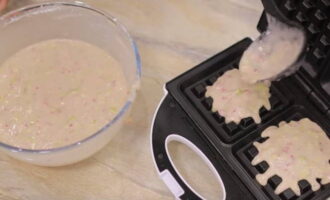 Turnați aluatul în fierul de vafe. Închideți-l și coaceți deliciul. Turnați aluatul în fierul de vafe. Închideți-l și coaceți deliciul.