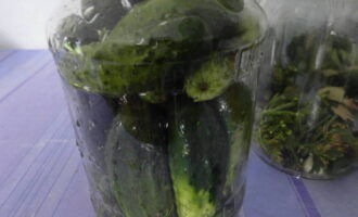 Assequeu els cogombres sobre una tovallola, retalleu els extrems si voleu i ompliu els pots amb la fruita. Mentrestant, barregeu l'àcid acètic, la sal i el sucre granulat en una cassola. Aboqueu 2 litres d'aigua i poseu-ho al foc a bullir.