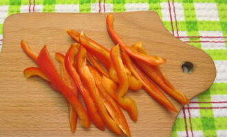 Gupitin ang matamis na sili, hugasan at ibinhi, sa mga piraso.