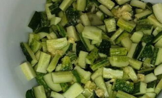 Col·loqueu els cogombres en un recipient gran. Després de combinar els ingredients de l'amaniment, aboqueu la barreja sobre les verdures. Esbandiu l'anet i les seves inflorescències, sacsegeu la humitat i piqueu-los.