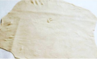 Cuộn từng miếng thành một lớp mỏng.
