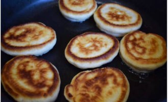 Bak de pannenkoeken aan beide kanten tot ze lichtbruin zijn.
