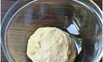 Cobriu el tros de massa resultant amb una tovallola i deixeu-ho durant 1 hora. Després, pasteu-ho bé amb les mans. Cobriu el tros de massa resultant amb una tovallola i deixeu-ho durant 1 hora. Després, pasteu-ho bé amb les mans.