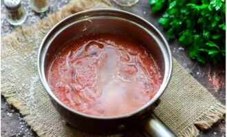 Aboqueu la barreja en una cassola. Afegiu sal, sucre i oli vegetal. Aboqueu la barreja en una cassola. Afegiu sal, sucre i oli vegetal.