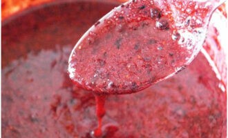 Lăsați amestecul timp de 1-2 ore, amestecând constant în timpul procesului. După aceea, puneți amestecul în recipiente de plastic.