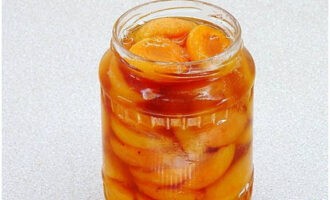 Col·loqueu els albercocs al suc en pots esterilitzats petits.A continuació, poseu-los en una cassola amb aigua bullint (assegureu-vos de cobrir el fons amb una tovallola). Esterilitzar les peces durant 10 minuts, després enrotllar-les i deixar-les refredar completament. Col·loqueu els albercocs al suc en pots esterilitzats petits. A continuació, poseu-los en una cassola amb aigua bullint (assegureu-vos de cobrir el fons amb una tovallola). Esterilitzar les peces durant 10 minuts, després enrotllar-les i deixar-les refredar completament.