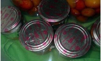 Apoi, puneți piesele de prelucrat într-o tigaie cu apă clocotită (asigurați-vă că acoperiți fundul cu un prosop). Sterilizați borcanele de jumătate de litru timp de 10 minute. Apoi le rulăm, le răsturnăm, le învelim într-un prosop și le lăsăm să se răcească.