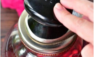 Enrotlla la clau. Gireu-lo cap per avall, emboliqueu-lo en una manta i deixeu-lo refredar completament.