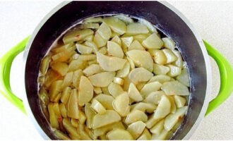 Col·loqueu les rodanxes de fruita en almívar.