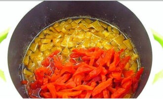 Afegiu albercocs secs a la carbassa suavitzada.