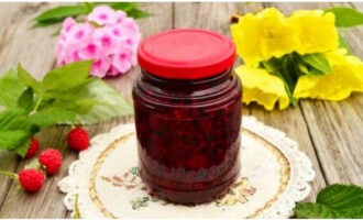 Ambalați dulceața în borcane sterile și sigilați.