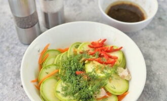 Decantar el líquid format a partir del carbassó. Als ingredients salats afegiu-hi l'anet picat, el gingebre picat i el pebrot picat, així com l'all picat.