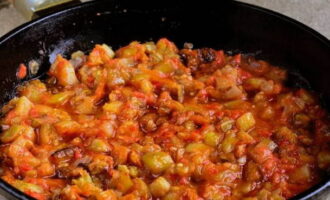 După ce s-au combinat ingredientele, fierbeți timp de o jumătate de oră. Se toarnă oțet, se încălzește caviarul și se stinge focul.