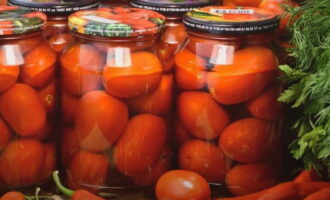 Transferați borcanele răcite de roșii murate pentru linga degetele într-un loc pentru depozitarea preparatelor de casă și după 1,5 luni vor fi murate complet. Mult succes si preparate delicioase!