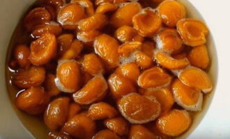 Escorreu l'almívar una segona vegada, deixeu-ho bullir i torneu-lo a abocar sobre els albercocs.