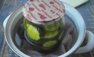 Col·loqueu els pots plens en una cassola amb aigua bullint (assegureu-vos de col·locar una tovallola al fons). Esterilitzar els pots després de bullir l'aigua durant 10 minuts.