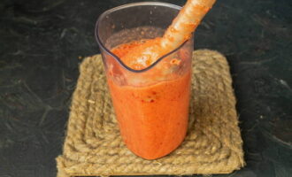 Gilingin ang mga nilalaman gamit ang isang immersion blender hanggang makinis.