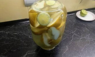 Đổ đầy lọ bằng chất lỏng sôi. Cuộn lại bằng chìa khóa và làm nguội lộn ngược.