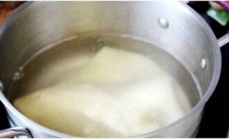 Chúng ta đặt hai chảo lên bếp: đun sôi nước trong một chảo và đổ nước đá vào chảo thứ hai.