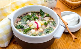 Okroshka กับไส้กรอก kvass พร้อมแล้ว เทลงในชามแล้วลอง!