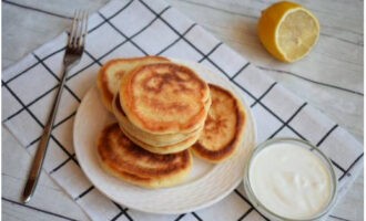 Weelderige pannenkoeken zonder gist en melk zijn klaar. Je kan het proberen!