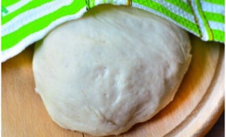 La massa blanca amb llevat sec per fregir en una paella està a punt! La massa blanca amb llevat sec per fregir en una paella està a punt!