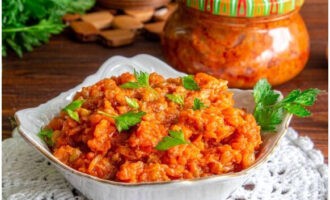 El caviar de carbassa més deliciós està preparat per a l'hivern. Emporta't-ho per emmagatzemar-lo!