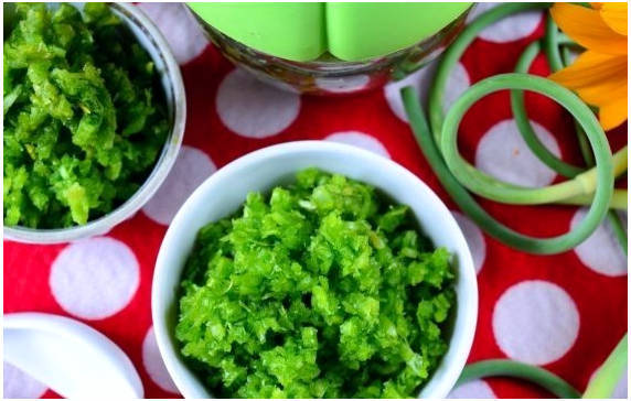 Mũi tên tỏi qua máy xay thịt cho mùa đông