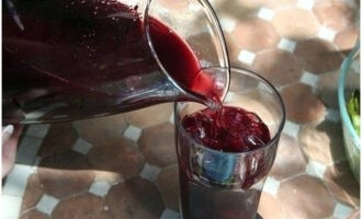 Kamperfoeliecompote voor de winter in een pot van 3 liter is klaar. Op een koele plaats bewaren.