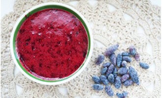 Caprifoiul, măcinat cu zahăr fără gătit, este gata pentru iarnă. Păstrați produsul vitaminic la congelator.
