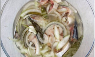 Đổ nước muối đã chuẩn bị vào các thành phần.