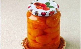 Els albercocs en el seu propi suc amb sucre estan preparats per a l'hivern. Emmagatzemar en un lloc fresc! Els albercocs en el seu propi suc amb sucre estan preparats per a l'hivern. Emmagatzemar en un lloc fresc!