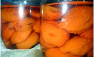 Caisele sunt gata pentru iarnă fără a fi gătite în sirop. Păstrați dulceața într-un loc răcoros!