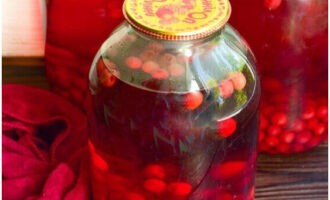 La compota de cireres per a un pot de 3 litres està a punt per a l'hivern. Emmagatzemar en un lloc fresc!