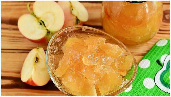 Transparante appeljam in plakjes voor de winter
