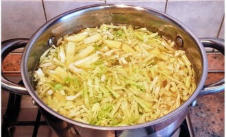 Lấy thịt vai lợn ra khỏi nước dùng, thêm khoai tây và bắp cải vào đun nhỏ lửa trong 15 phút.