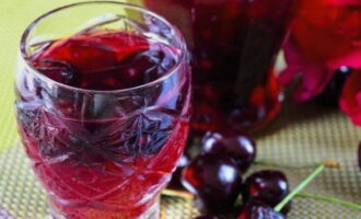 Handa na ang cherry compote para sa taglamig na may mga hukay. Dalhin ito sa isang cellar o iba pang malamig na lugar para sa imbakan.