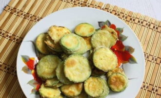Đặt bí xanh vàng lên đĩa và tiếp tục chiên các loại rau còn lại.