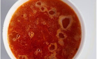 Lägg stekblandningen och potatisblandningen med örter i pannan med botten – sänk lågan och rör om.