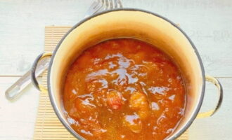 Pindutin ang masa ng prutas gamit ang isang masher. Ibalik ang jam sa kalan; kapag lumitaw ang mga bula, patayin ang apoy.