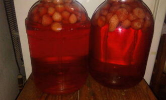 Inilalagay namin ang mabangong compote sa cellar o iba pang cool na lugar. Sa taglamig tinatamasa namin ang mabangong compote. Bon appetit!