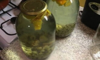 Dek af met een deksel en rol de compote op met een naadsleutel. Draai de compote ondersteboven, dek af met een warme deken en laat in deze positie staan ​​tot hij volledig is afgekoeld. Daarna leggen we het weg voor de rest van de voorbereidingen. En in de winter genieten we van een heerlijk zelfgemaakt drankje. Eet smakelijk!